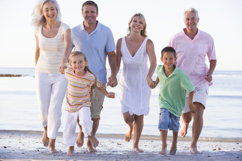 Extendido familia sobre el Playa.