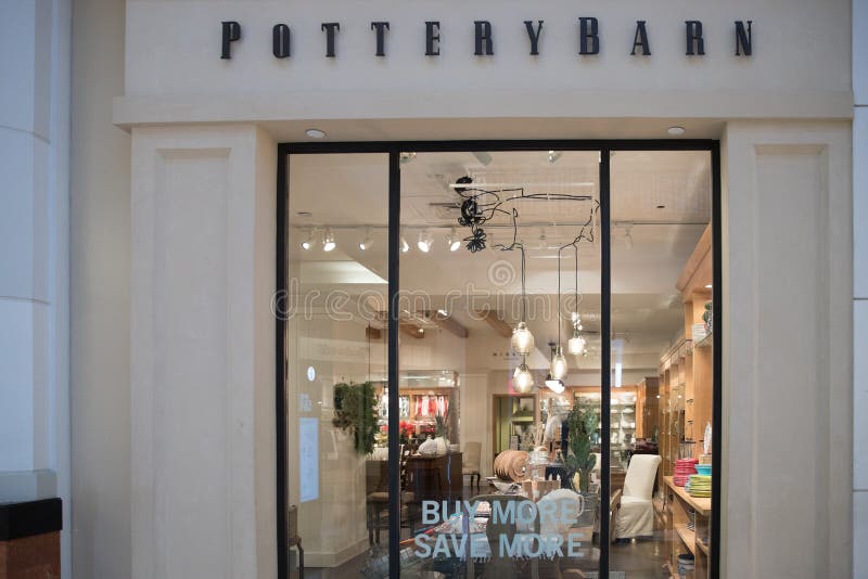 Exterior da loja de Pottery Barn fotografia de stock Exterior da loja de Pottery Barn fotografia de stock