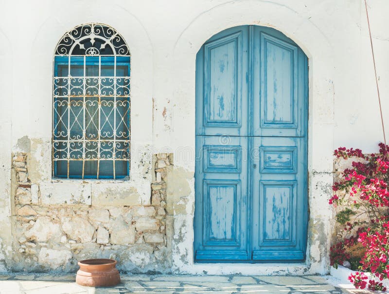 Exterior da rua tradicional da ilha grega com porta azul, Kast