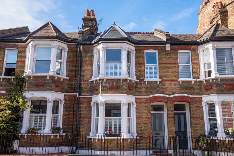 Casa Britânica Amarela Com Plantas Fora Das Janelas Imagem de Stock -  Imagem de londres, urbano: 204969287