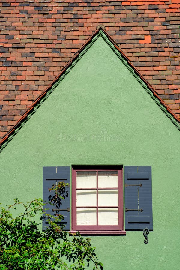 Janela Solitária Na Fachada Da Casa Bege Com Obturadores Verdes E Cor  Branca De Sotaque Com Telhas Escuras E Aberturas Foto de Stock - Imagem de  casa, material: 266656892