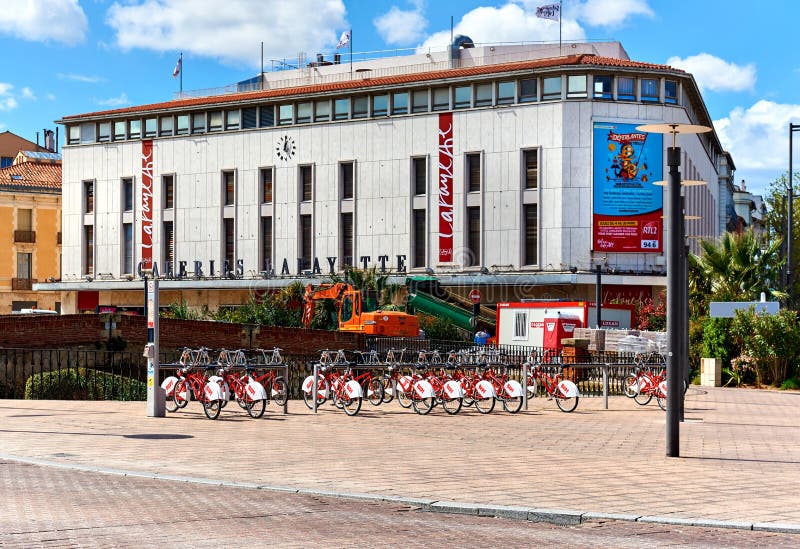 Exterior de la alameda de compras en Perpignan céntrica francia imagen de archivo Exterior de la alameda de compras en Perpignan céntrica francia imagen de archivo