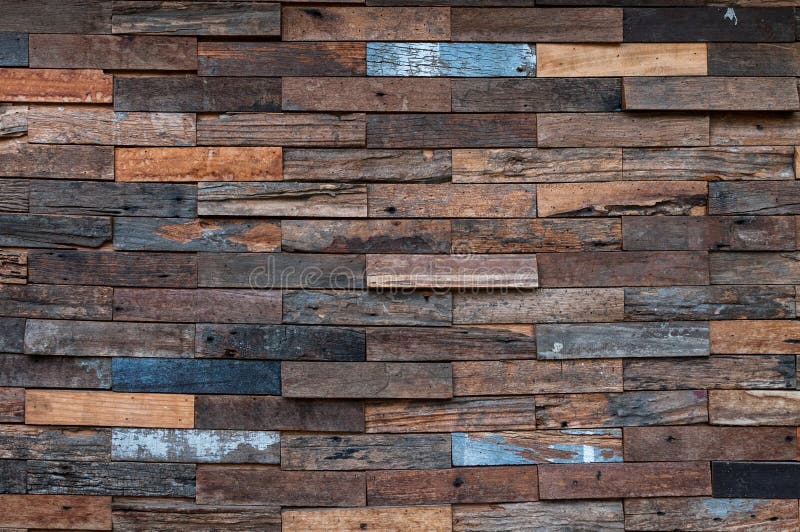 Exterior de madeira exposto da parede, retalhos da madeira crua que formam um teste padrão bonito da madeira do parquet