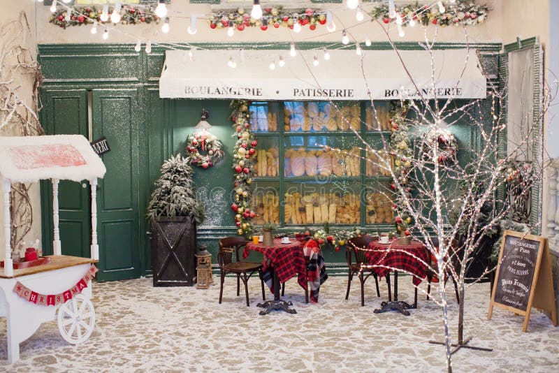 Exterior De Padaria De Natal Com Decoração Foto de Stock - Imagem de  decorado, paris: 222809794