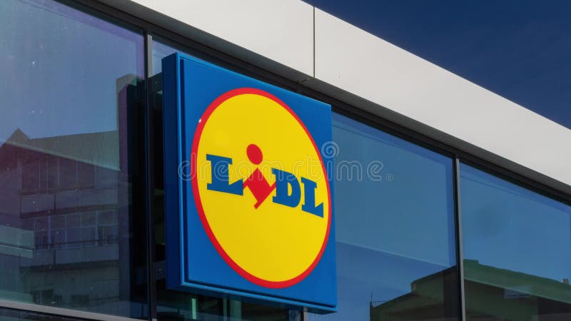 Exterior de un supermercado con un gran logotipo en un día soleado almacen de metraje de vídeo