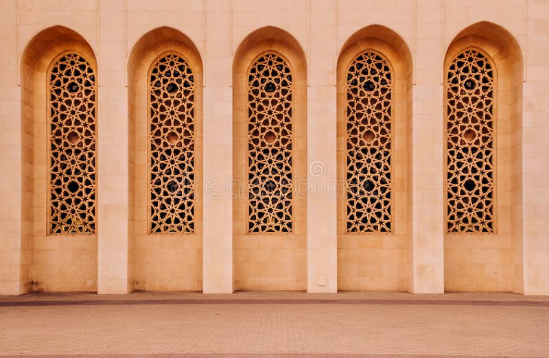 Exterior de Windows da mesquita grande de Al Fateh na noite Manama, B imagem de stock Exterior de Windows da mesquita grande de Al Fateh na noite Manama, B imagem de stock