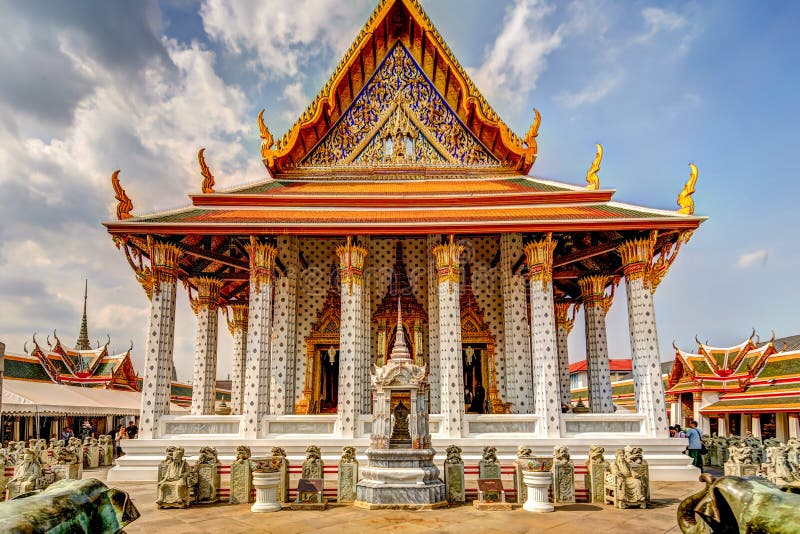 Exterior Details of the Wat Arun Temple Complex, Gardens and Grounds in Bangkok Thailand. Editorial Stock Photo - Image of buddha, buddharupa: 173172558