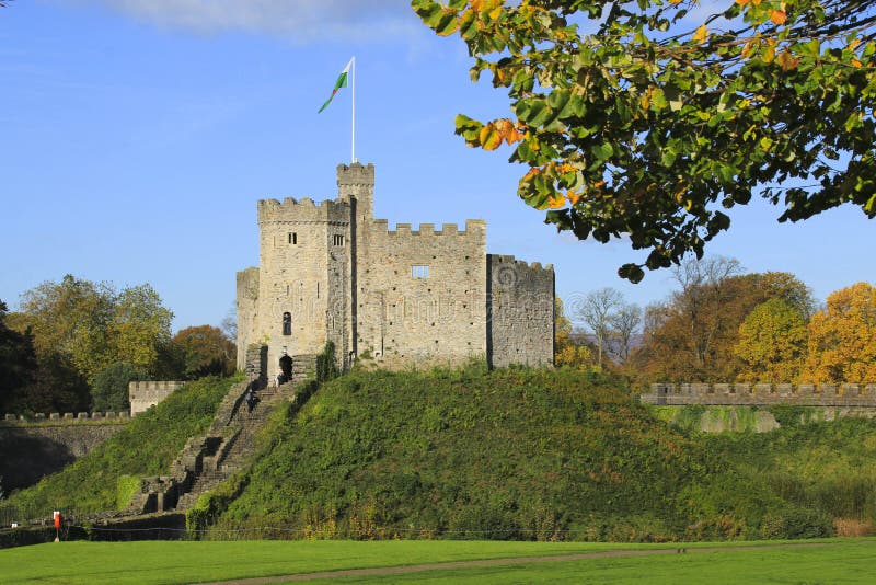 Exterior do castelo de Cardiff no centro de Cardiff na luz do sol do outono foto de stock Exterior do castelo de Cardiff no centro de Cardiff na luz do sol do outono foto de stock