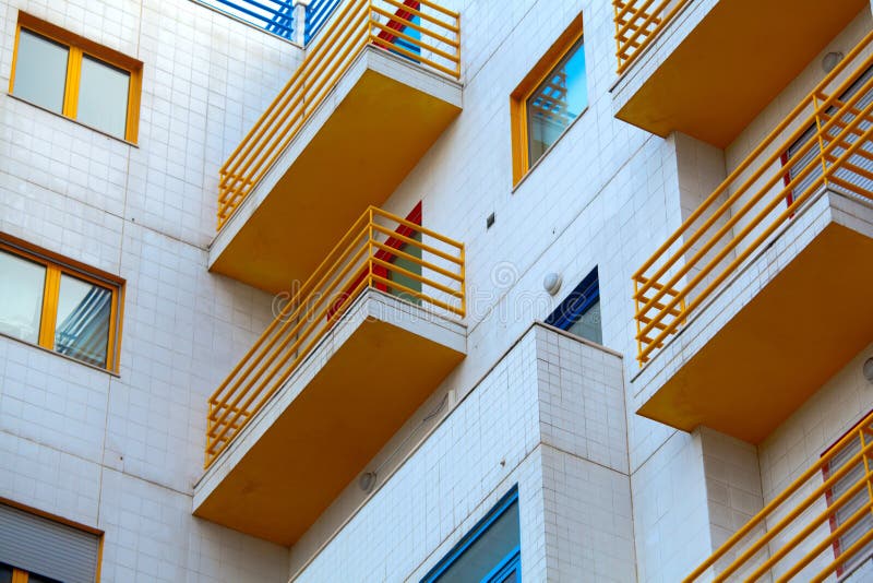 Exterior do prédio de apartamentos - fachada moderna da casa imagens de stock royalty free Exterior do prédio de apartamentos - fachada moderna da casa imagens de stock royalty free