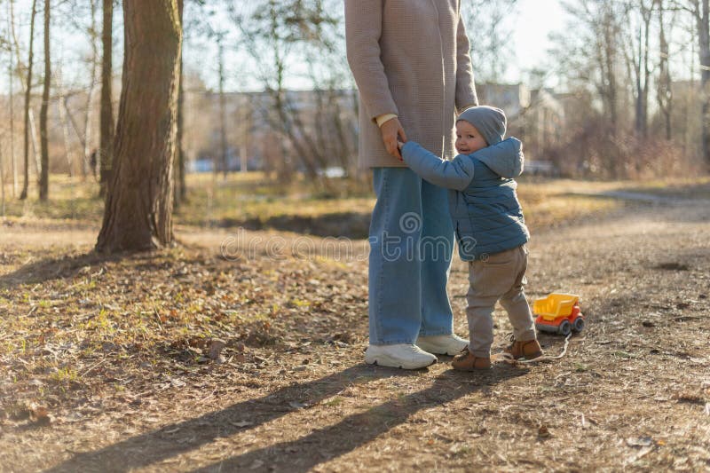 Exterior familiar. madre niña caminando en el parque. mamá jugando con su bebé al aire libre. imagen de archivo