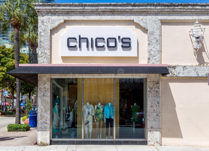 Exterior Y Logotipo De La Tienda De Ropa Del ` S Chico Foto - Imagen de exterior, manera: 90973816