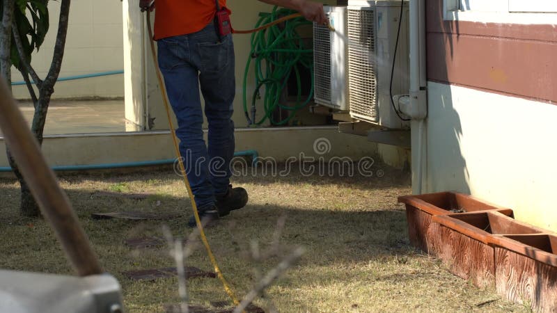 Exterminateur Pesticide Aérosol Annuel à La Maison à L'extérieur Dans Le  Jardin Pour Empêcher Termite Et Insecte Pas De Gant Et Sé Clips Vidéos -  Vidéo du gant, extérieur: 250248569