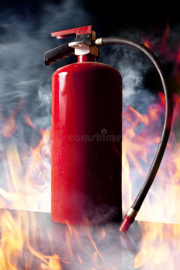 Extintor e flamas de incêndio fotos de stock royalty free Extintor e flamas de incêndio fotos de stock royalty free
