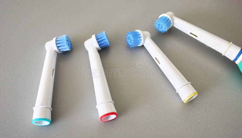 Extra borstelhoofden voor elektrische tandenborstel Maak effectiever schoon stock foto's Extra borstelhoofden voor elektrische tandenborstel Maak effectiever schoon stock foto's