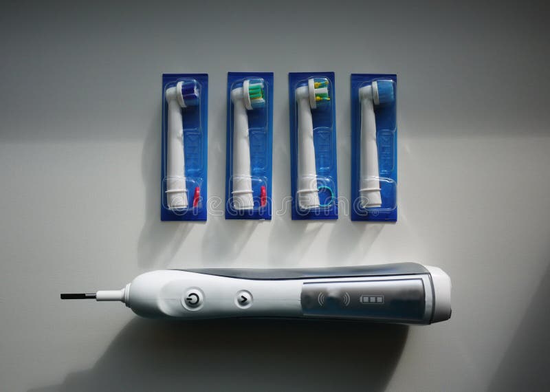 Extra borstelhoofden voor elektrische tandenborstel Maak effectiever schoon dan een tandenborstel stock afbeelding Extra borstelhoofden voor elektrische tandenborstel Maak effectiever schoon dan een tandenborstel stock afbeelding