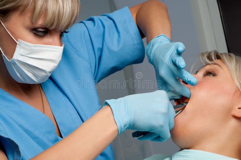 Extraction de dent photo stock. Image du dentiste, clinique 7946630
