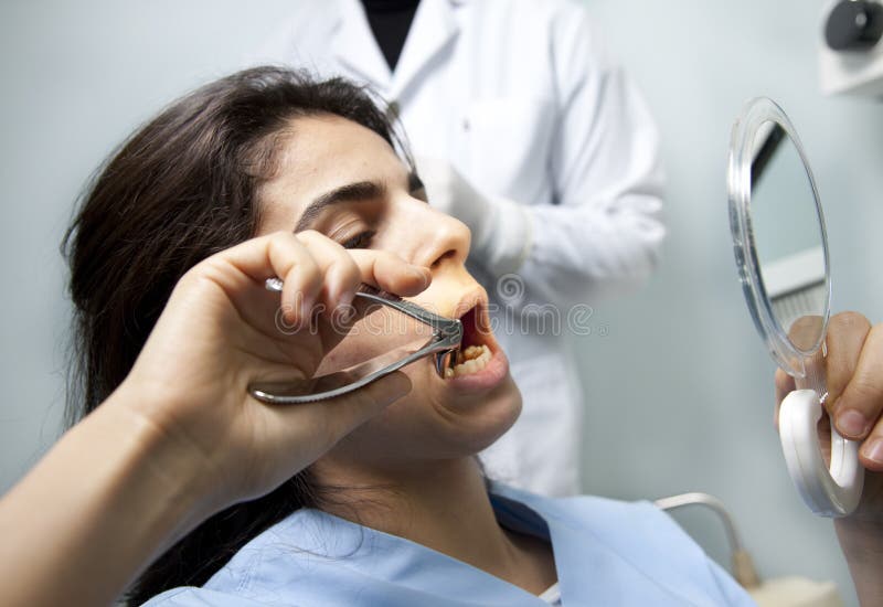 Extraction De Dent D'individu Image stock Image du douloureux