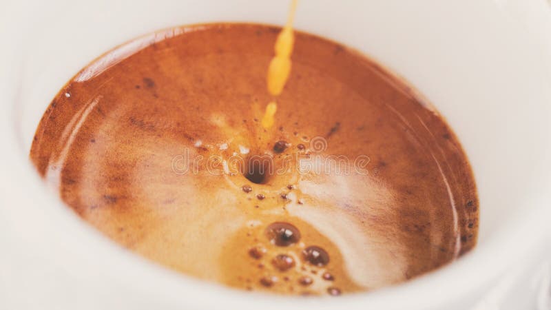 Extraction of espresso with rich crema in cup