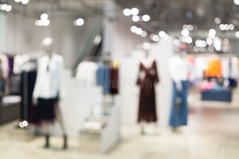 Extracto borroso de interior del boutique de la tienda de ropa de la moda en centro comercial, con el fondo ligero del bokeh Imag imágenes de archivo libres de regalías Extracto borroso de interior del boutique de la tienda de ropa de la moda en centro comercial, con el fondo ligero del bokeh Imag imágenes de archivo libres de regalías