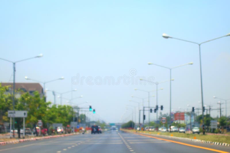 Extracto borroso del fondo del camino y del coche de la manera de largo camino en ciudad con el coche fotos de archivo libres de regalías Extracto borroso del fondo del camino y del coche de la manera de largo camino en ciudad con el coche fotos de archivo libres de regalías