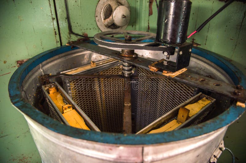 Extractor automat de miere, fabricat manual. echipamente pentru apicultură extractor