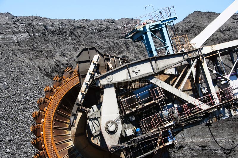 Extracția mineralelor. excavator cu roți dințate într-o mină de cărbune. Minerit cu excavator rotativ. încărcarea cărbunelui pe transportor.