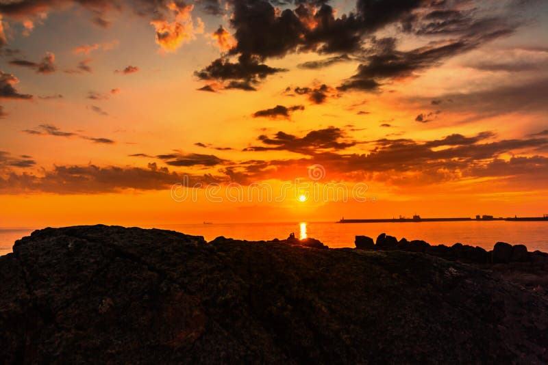 extraordinária paisagem do sol sobre o oceano atlântico na costa do Porto No primeiro plano há uma costa rochosa, um porto em fotografia de stock extraordinária paisagem do sol sobre o oceano atlântico na costa do Porto No primeiro plano há uma costa rochosa, um porto em fotografia de stock