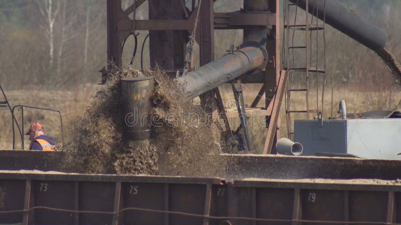 Extração da areia do rio da construção usando uma draga especial da embarcação, equipamento industrial, velho