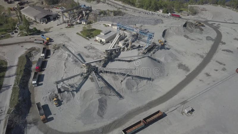 Extração, triagem e distração de saibro fluvial. indústria mineira. tecnologia de obtenção de pedra. aves