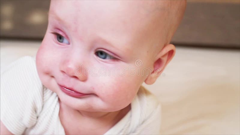 Extreem close-upportret van aanbiddelijke blauw-eyed 6 van de babymaanden oud jongen