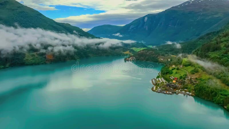 Extrem breiter Fjord aus Norwegen mit schönem blauen See und Berg