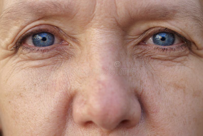 Extrem kantjusterad framsida av en blåögd medelålders kvinna arkivfoto Extrem kantjusterad framsida av en blåögd medelålders kvinna arkivfoto