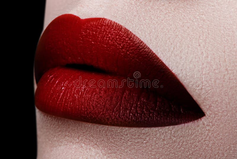 130 Dunkelroter Lippenstift Fotos Kostenlose Und Royalty Free Stock Fotos Von Dreamstime