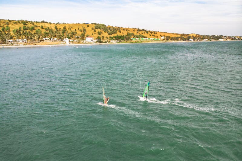 extrema manidrottsman nenbad på vindbränningen på havsvågen mot det blåa havet och horisonten Extrema vattensportar R?relse av royaltyfri fotografi extrema manidrottsman nenbad på vindbränningen på havsvågen mot det blåa havet och horisonten Extrema vattensportar R?relse av royaltyfri fotografi