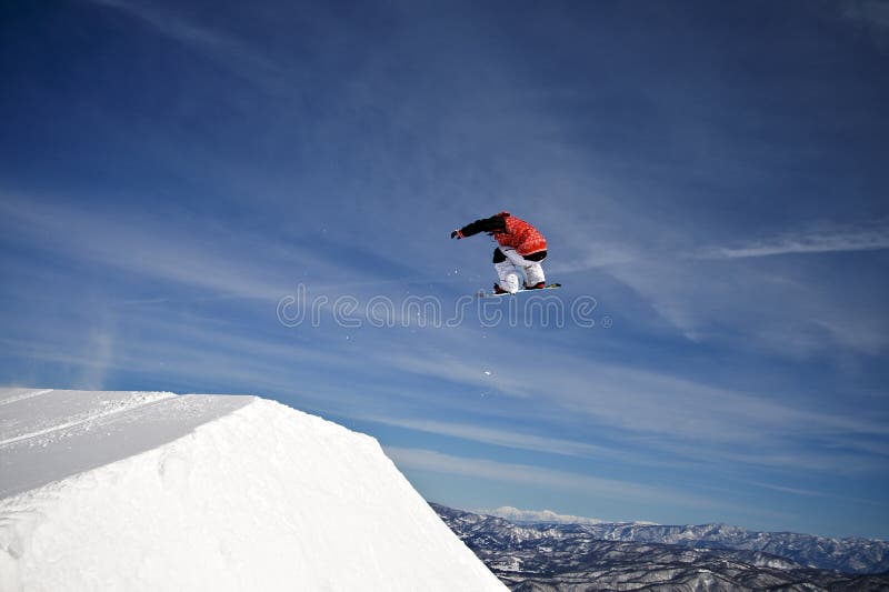 Extreme actiesport snowboarder het springen grote lucht