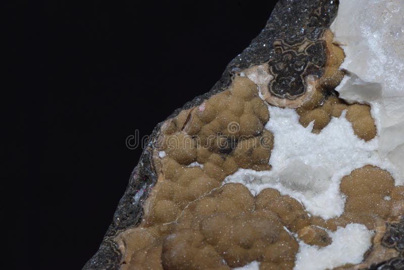 Extrémités de minerai. Minerai Amethyst sur la roche en place avec beaucoup de petites extrémités de rose