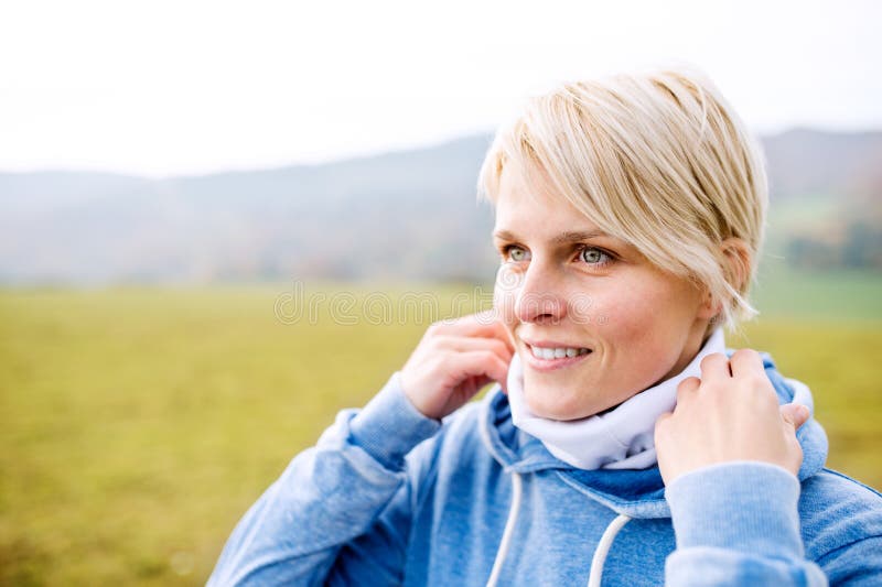 Extérieur courant de jeune femme blonde en nature ensoleillée, se reposant image stock Extérieur courant de jeune femme blonde en nature ensoleillée, se reposant image stock
