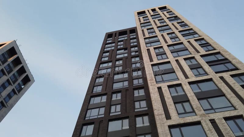Extérieur d'un immeuble à plusieurs étages. clips vidéos