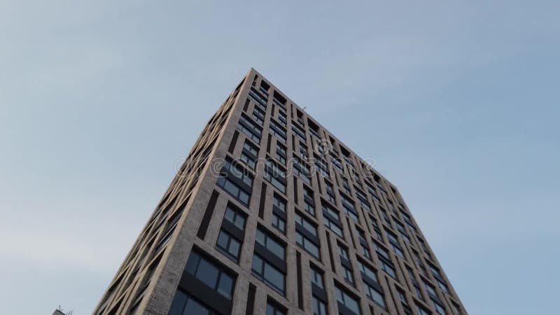 Extérieur d'un immeuble à plusieurs étages. clips vidéos