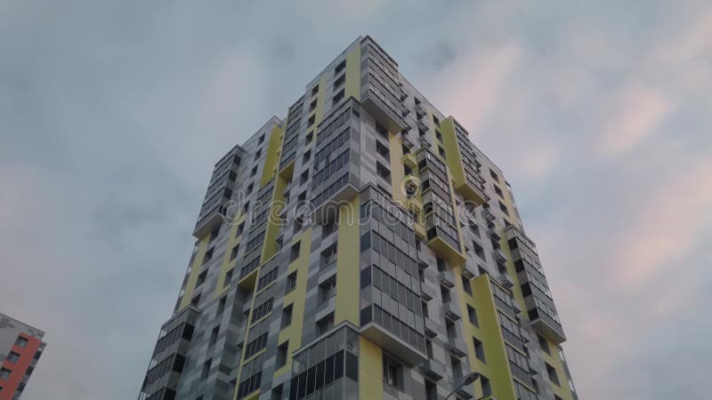 Extérieur d'un immeuble à plusieurs étages. banque de vidéos
