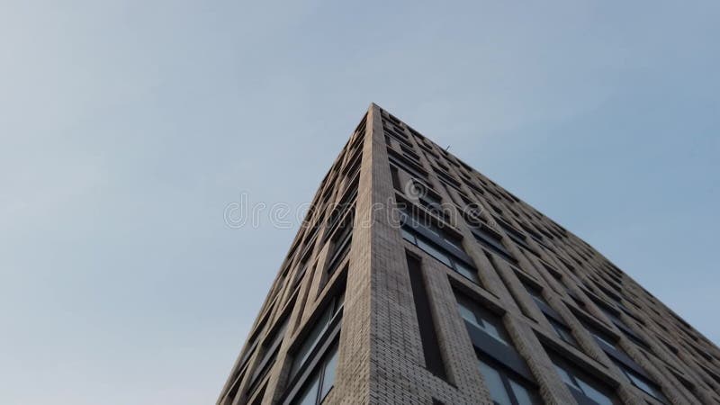 Extérieur d'un immeuble à plusieurs étages. banque de vidéos