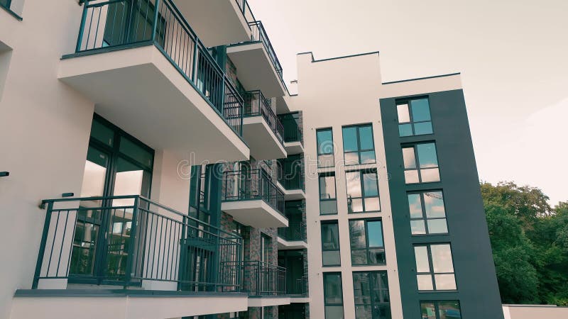 Extérieur d'une tour moderne. immeuble résidentiel moderne de plusieurs étages avec fenêtres et grands balcons banque de vidéos