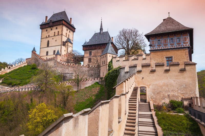 Extérieur de château de Karlstejn Château gothique photos libres de droits Extérieur de château de Karlstejn Château gothique photos libres de droits