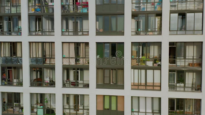 Extérieur de façade à plusieurs niveaux avec beaucoup d'étages de l'immeuble avec des fenêtres banque de vidéos