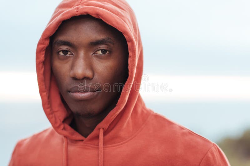 Extérieur debout de jeune homme africain sûr avant pour une course photographie stock Extérieur debout de jeune homme africain sûr avant pour une course photographie stock