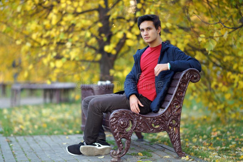 Extérieur heureux de garçon en parc de ville d'automne photographie stock libre de droits