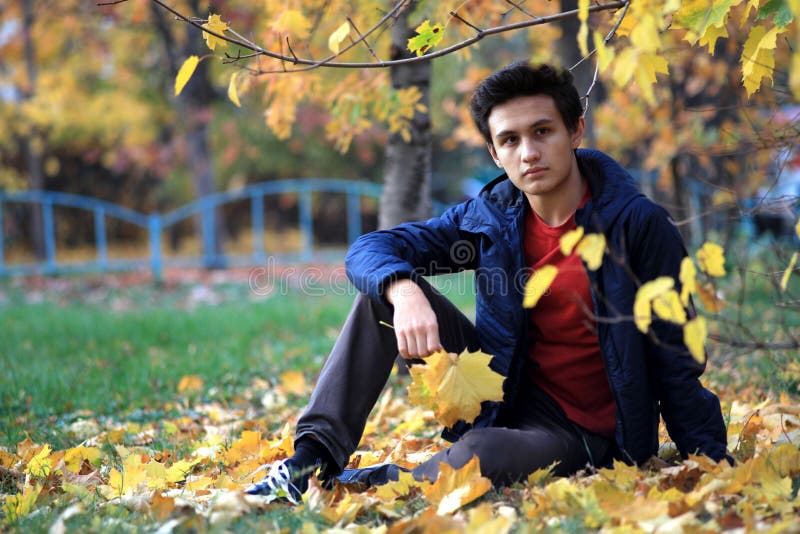Extérieur heureux de garçon en parc de ville d'automne photos libres de droits