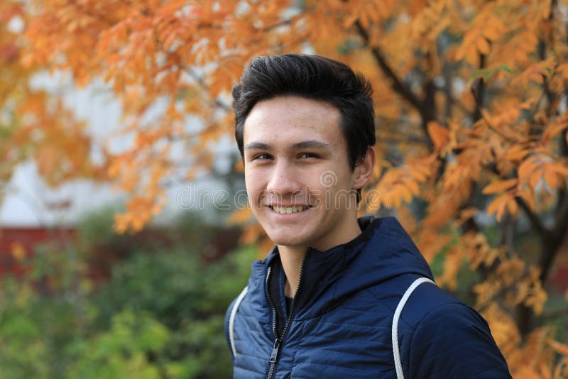 Extérieur heureux de garçon en parc de ville d'automne image libre de droits