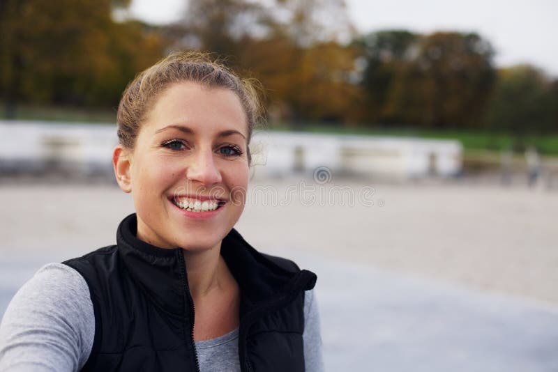 Extérieur heureux semblant modèle de forme physique femelle sur la plage photographie stock