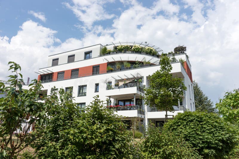 Extérieurs modernes d'immeubles avec des balcons photographie stock Extérieurs modernes d'immeubles avec des balcons photographie stock